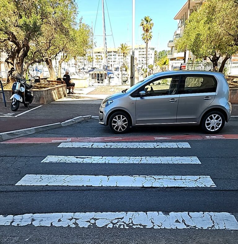 Stationnement en amont de la traversée