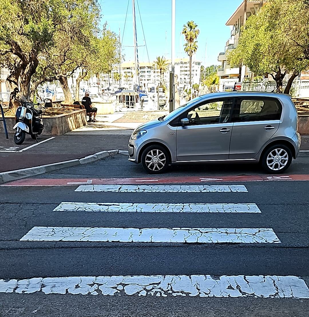 Stationnement en amont de la traversée